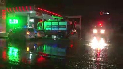  Otomobil refüjdeki ağaca çarptı: 2 yaralı 