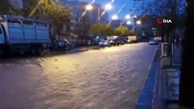  Şiddetli yağış sonrası yolları su bastı 