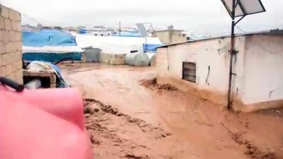 siginma - Suriye'de sağanak sığınmacı kamplarını sular altında bıraktı (2) - İDLİB  Videosu