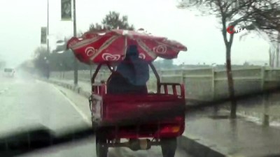 yagmurlu -  Trafikte şaşırtan görüntü  Videosu