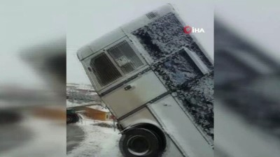 otobus yolu -  Yolcu otobüsü 6 metrelik duvardan düştü: 1 yaralı  Videosu
