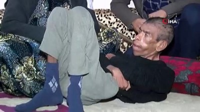 yasli kadin -  35 yaşındaki oğluna bir bebek gibi bakıyor  Videosu