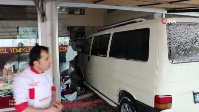  Fren yerine gaza bastı, dükkana daldı: 2 yaralı 