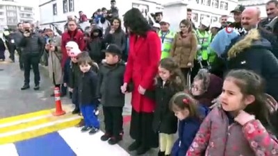 okul gecidi -  Gökkuşağı renginde okul geçidi  Videosu