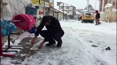  Karlıova’da kar ve tipi etkili oluyor 