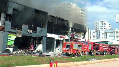mahsur kaldi - Mersin'de 12 katlı apartmanın altındaki dükkanlarda yangın (3) Videosu