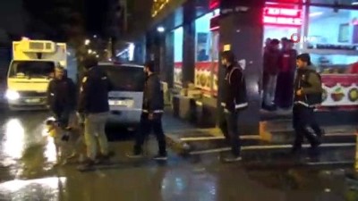  Narkotik polislerinin uyuşturucu denetimi gece de devam etti