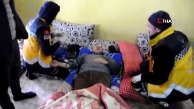 hasta kurtarma -  Yüksekova'da 6 saatlik hasta kurtarma operasyonu...Köyden hastayı aldıktan sonra tekrar kara saplanan ambulansı öğretmenler kurtardı Videosu