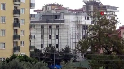 insaat iskelesi -  7 katlı binanın iskelesinde ölüme meydan okudular  Videosu