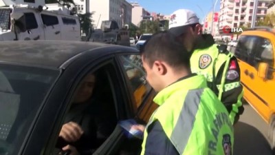 polis kiyafeti -  Down Sendromlu Can trafik polisi oldu Videosu