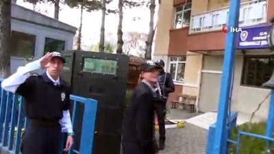 polis kiyafeti -  Engelli kardeşler 1 günlüğüne polis oldu  Videosu