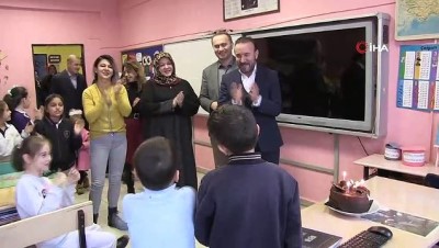 sinif ogretmeni -  Okul panosuna astığı dileği gerçekleşen 3. sınıf öğrencisi doğum günü pastasını görünce gözyaşlarına boğuldu  Videosu