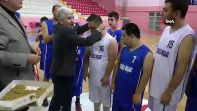 basketbol maci -  Özel sporcular ile gazeteciler gösteri maçı yaptı Videosu