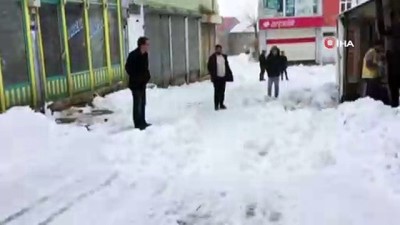 kar yigini -  Çatıdan düşen kar yığının altında kalan çocuğun üzeriden kepçe geçti Videosu
