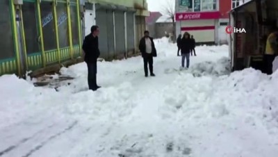 kepce operatoru - Çatıdan düşen kar yığının altında kalan çocuğun üzeriden kepçe geçti Videosu