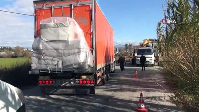 sag ve sol -  Denetimden kaçan domates yüklü kamyon devrildi  Videosu