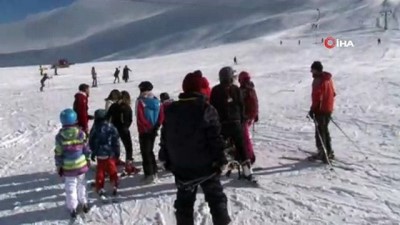 kar yagisi -  Elazığ'da karın 1,5 metreye yaklaştığı Hazarbaba'da kayak keyfi başladı  Videosu