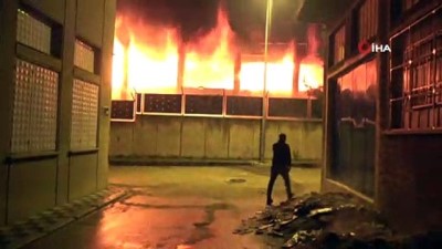  Eski okulda çıkan yangının alevleri geceyi aydınlattı 