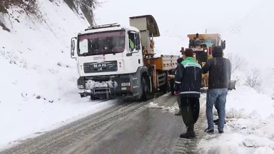 kar yagisi - Karla mücadele çalışması yürüten iş makinesi devrildi: 1 ölü - KAHRAMANMARAŞ  Videosu