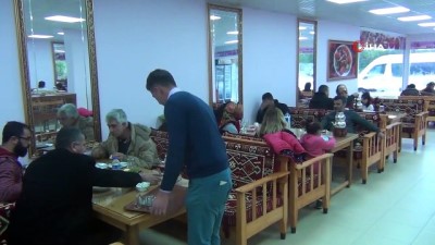 isaf -  Dalında kalan portakalı restoranda müşterilere dağıtıyor  Videosu