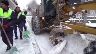  Erzurum'da kar yağışı nedeniyle binin üzerinde mahalle ve köy yolu ulaşıma kapandı 