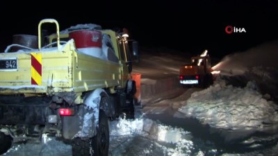 yol calismasi -  Kar yolları kapattı, Nazmiye Nine'ye 3 saatlik çalışmayla ulaşıldı  Videosu