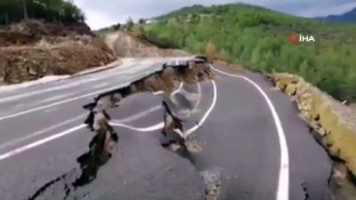  Mersin’de yol çöktü