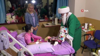  Nasreddin Hoca, yeni yılda kanser hastası çocukları sevindirdi