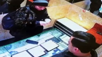 pirlanta -  Yakalanacağını anlayan kadın çaldığı yüzüğü su içerek böyle yuttu  Videosu