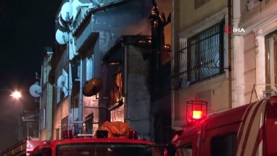  Beyoğlu’nda iki katlı bina alev alev yandı 