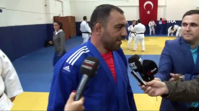 Hamza Yerlikaya, milli judocularla mindere çıktı