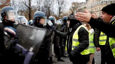 hukumet -  | Fransa'da eylemcilerin arasına karışan 'sarı yelekli' polisler iddiası  Videosu