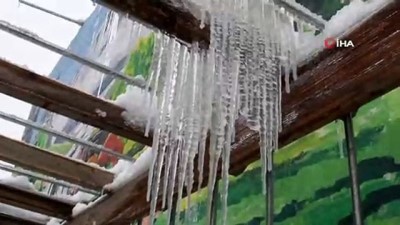 buz sarkitlari -  Başkale'de dondurucu soğuklar çatılarda buz sarkıtları oluşturdu  Videosu