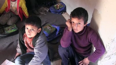 Beton zeminde üzerinde, sobasız sınıflarda ders yapıyorlar (2) - İDLİB 