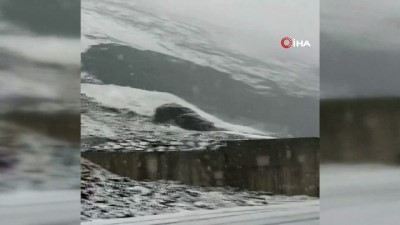  Hakkari-Çukurca karayoluna çığ düştü... O anlar kamerada