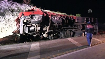 Kamyon şarampole devrildi: 1 ölü - KÜTAHYA 