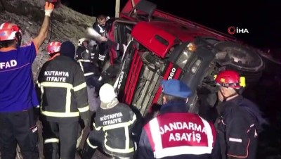  Kütahya'da kamyon şarampole devrildi: 1 ölü, 1 yaralı 