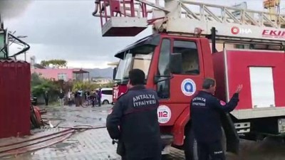  Öğle yemeği için eve geldiler, küle dönen evlerini görünce şoke oldular 