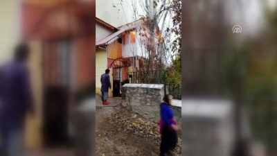 yangin yeri - Suşehri'nde ev yangını - SİVAS  Videosu