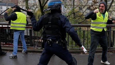 guvenlik gucleri - Video | Fransız polisinin 'Sarı Yelekliler'e sert müdahalesi kamerada Videosu