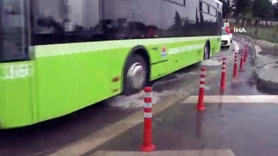  Adana'da yağış sonrası yollar gölete döndü 