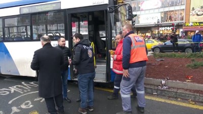 belediye otobusu - Ankara'da belediye otobüsü yayalara çarptı (3) Videosu
