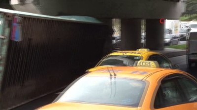 kirkoy -  Bakırköy'de tır üst geçide takıldı, dorse yola devrildi  Videosu