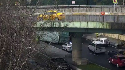 kirkoy -  - Bakırköy sahil yolunda tır üst geçide takıldı. Kaza nedeniyle dorse devrilirken trafik tek şeritten sağlanıyor.  Videosu