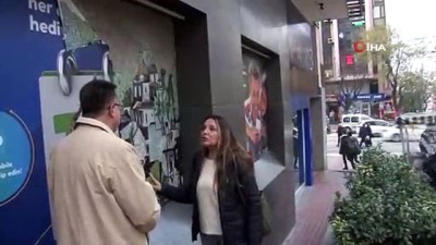 reklam afisi -  Bursa’da 34 yıllık mozaiğe üzerine yapıştırdıkları afişi sökerken zarar verdiler  Videosu
