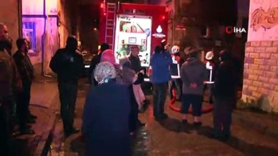  Fatih’te 4 katlı binanın en üst katı alev alev yandı 