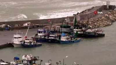 siddetli firtina -  İstanbul’da şiddetli fırtına etkili oluyor...Karaburun’da dev dalgalar böyle görüntülendi  Videosu