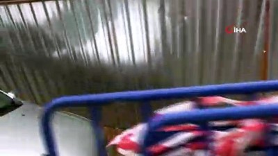 toprak kaymasi -  - Maltepe'de yol çöktü, otomobil askıda kaldı  Videosu