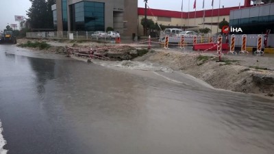  Mersin'de yağmur etkili olmaya devam ediyor...Yağmur nedeniyle caddeler göle döndü, arabalar mahsur kaldı 
