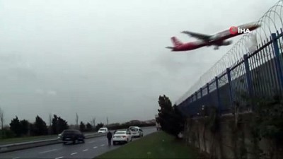 siddetli ruzgar -  Şiddetli rüzgar uçakları böyle salladı  Videosu